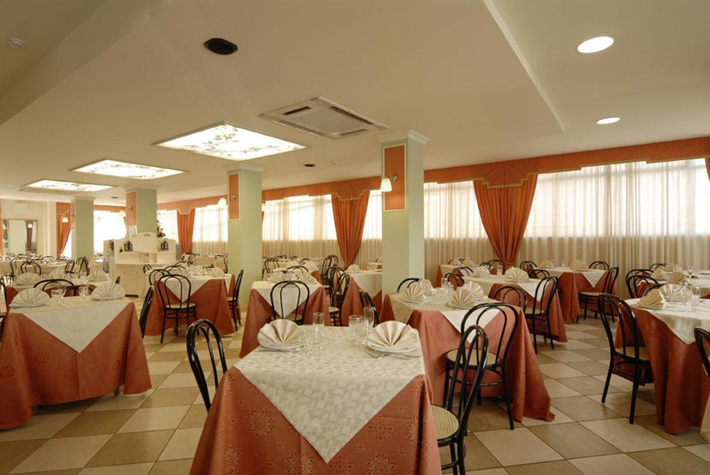 Hotel Mocambo Piscina E Spiaggia San Benedetto del Tronto Exteriér fotografie